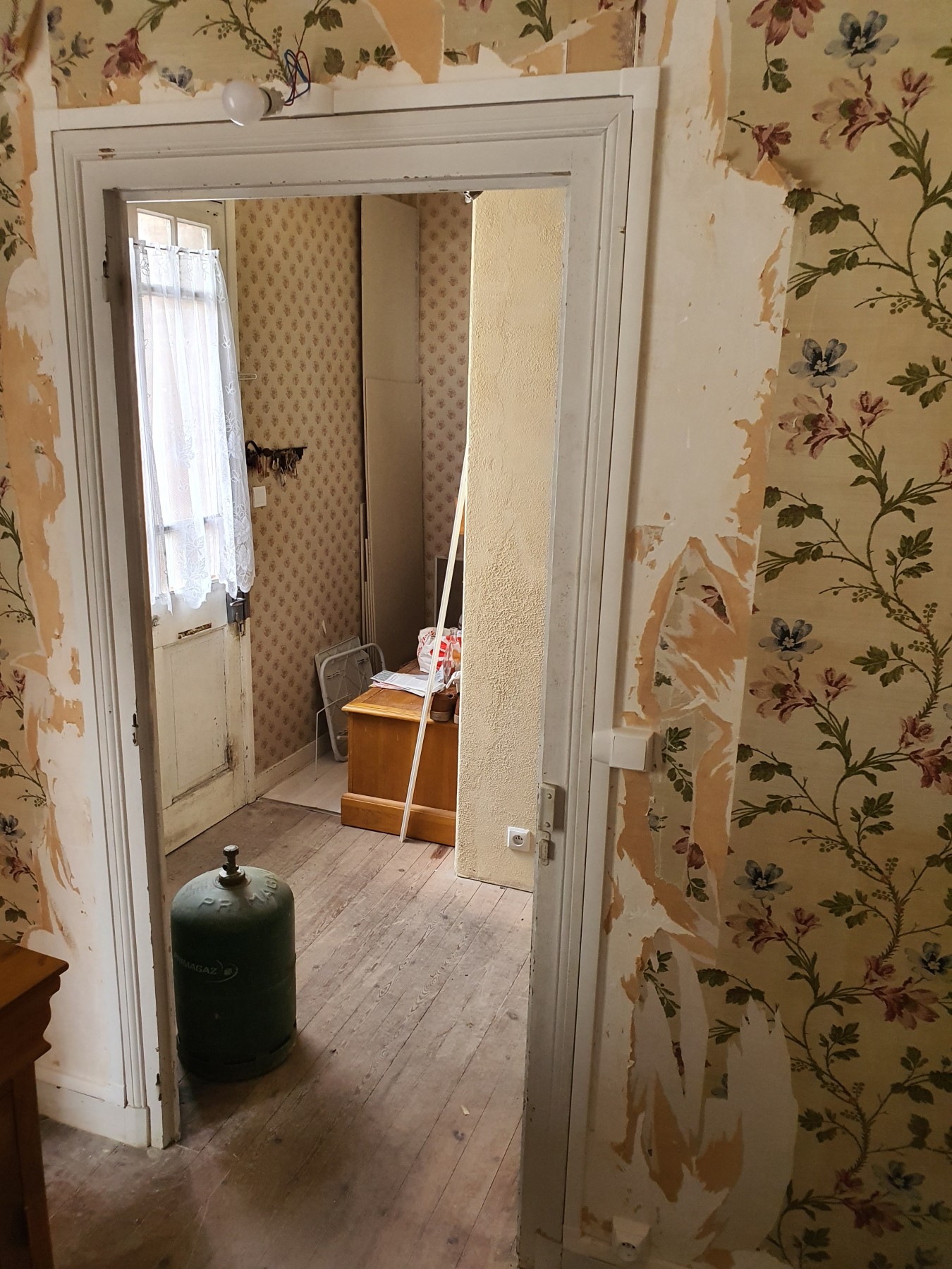 découvrez nos conseils et solutions pour la rénovation électrique d'une maison ancienne : normes, sécurité, étapes clés et astuces pour moderniser votre installation tout en préservant le charme de votre habitat.
