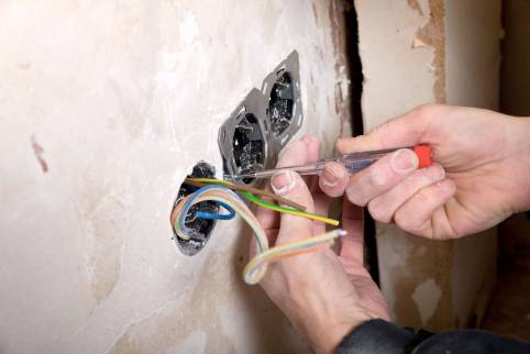 découvrez comment rénover l’installation électrique d’une maison ancienne : conseils, étapes clés et solutions pour moderniser en toute sécurité votre habitat tout en respectant les normes en vigueur.