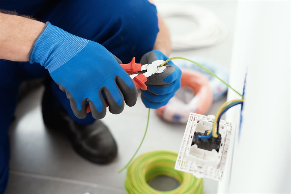 assurez la sécurité de votre habitation avec une rénovation électrique sécurisée. nos experts modernisent vos installations selon les normes en vigueur pour votre tranquillité d'esprit.