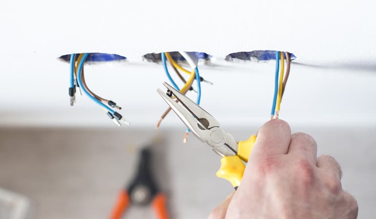 assurez la sécurité de votre habitation avec une rénovation électrique professionnelle. modernisez votre installation, respectez les normes en vigueur et protégez votre famille grâce à une rénovation électrique sécurisée.