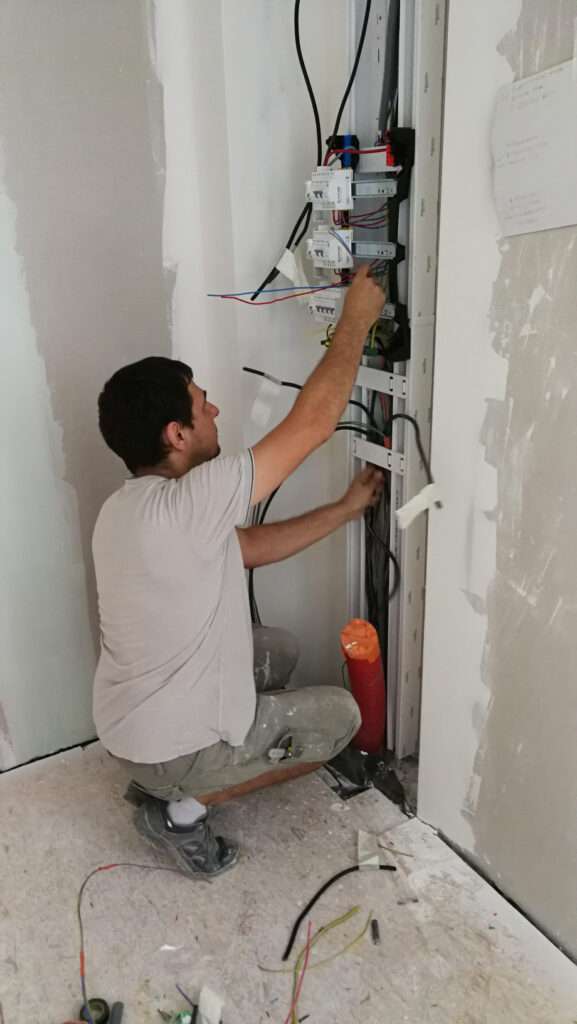 confiez votre rénovation électrique à des experts : modernisez vos installations en toute sécurité, respect des normes, diagnostic et mise en conformité pour votre tranquillité.