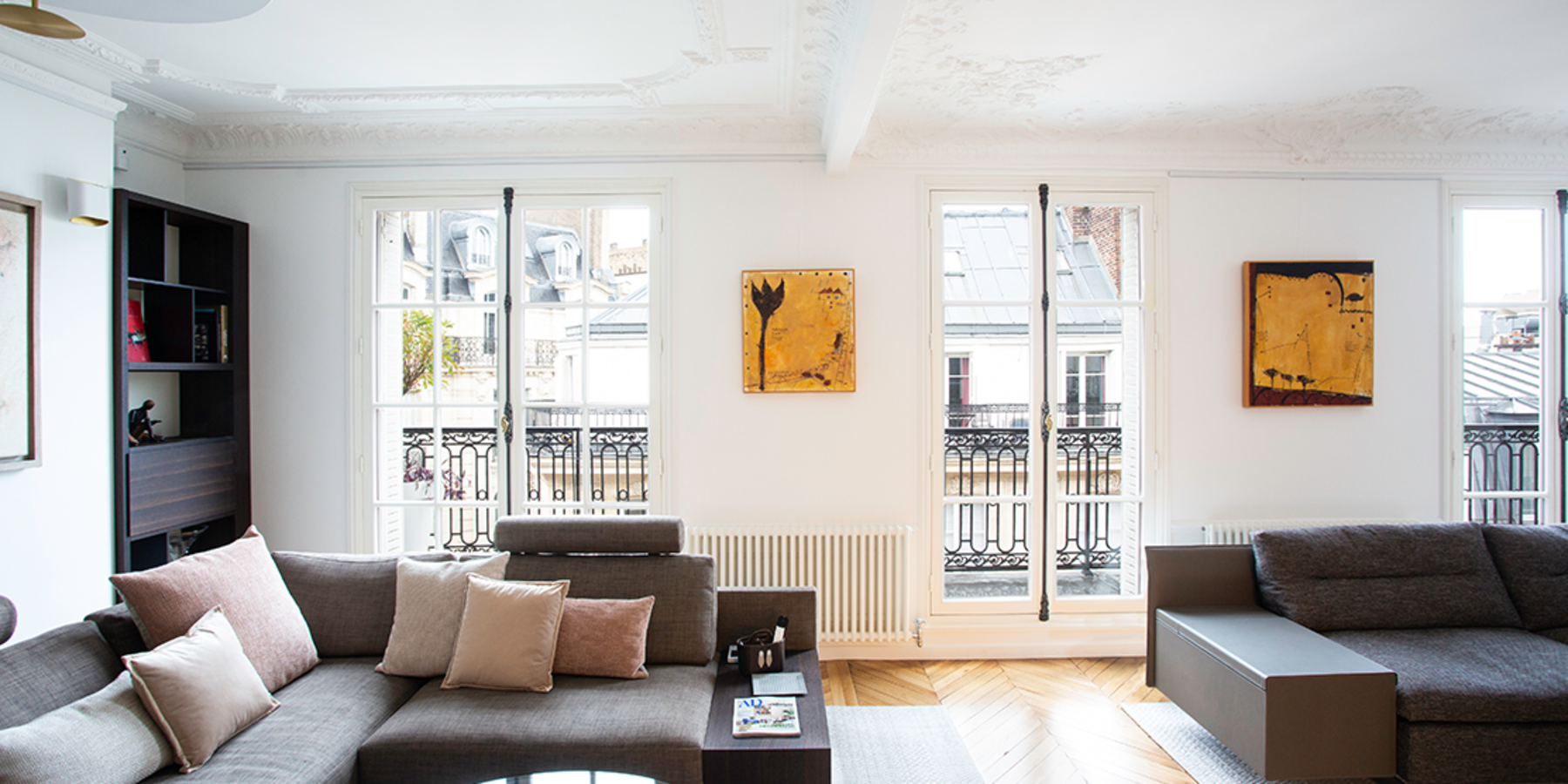 découvrez nos conseils et astuces pour réussir la rénovation haussmannienne de votre appartement ou immeuble : mise en valeur des moulures, parquets, cheminées et respect du cachet historique.