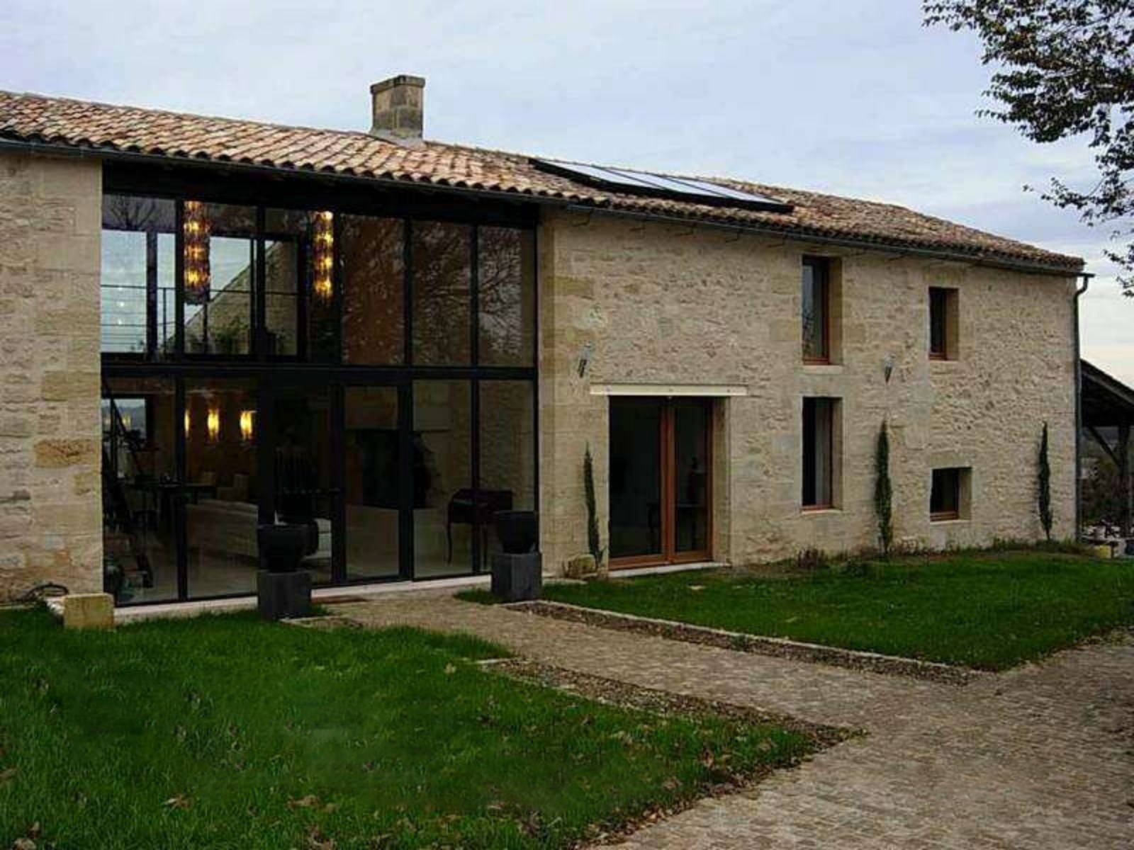 découvrez nos conseils et astuces pour réussir la rénovation d'une maison ancienne : étapes clés, choix des matériaux, budget et valorisation du patrimoine.