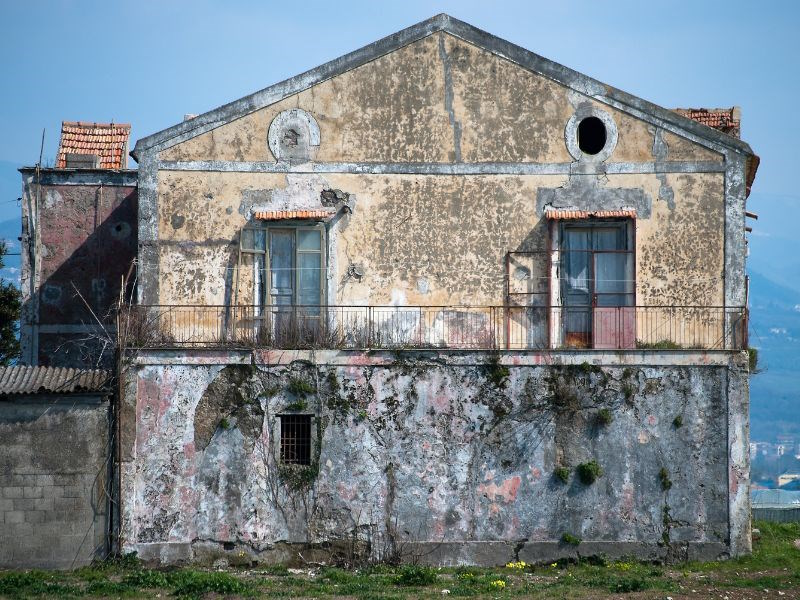 découvrez nos conseils et étapes clés pour réussir la rénovation d'une maison en ruine. transformez une bâtisse délabrée en un espace de vie confortable et moderne grâce à des solutions adaptées et un accompagnement professionnel.