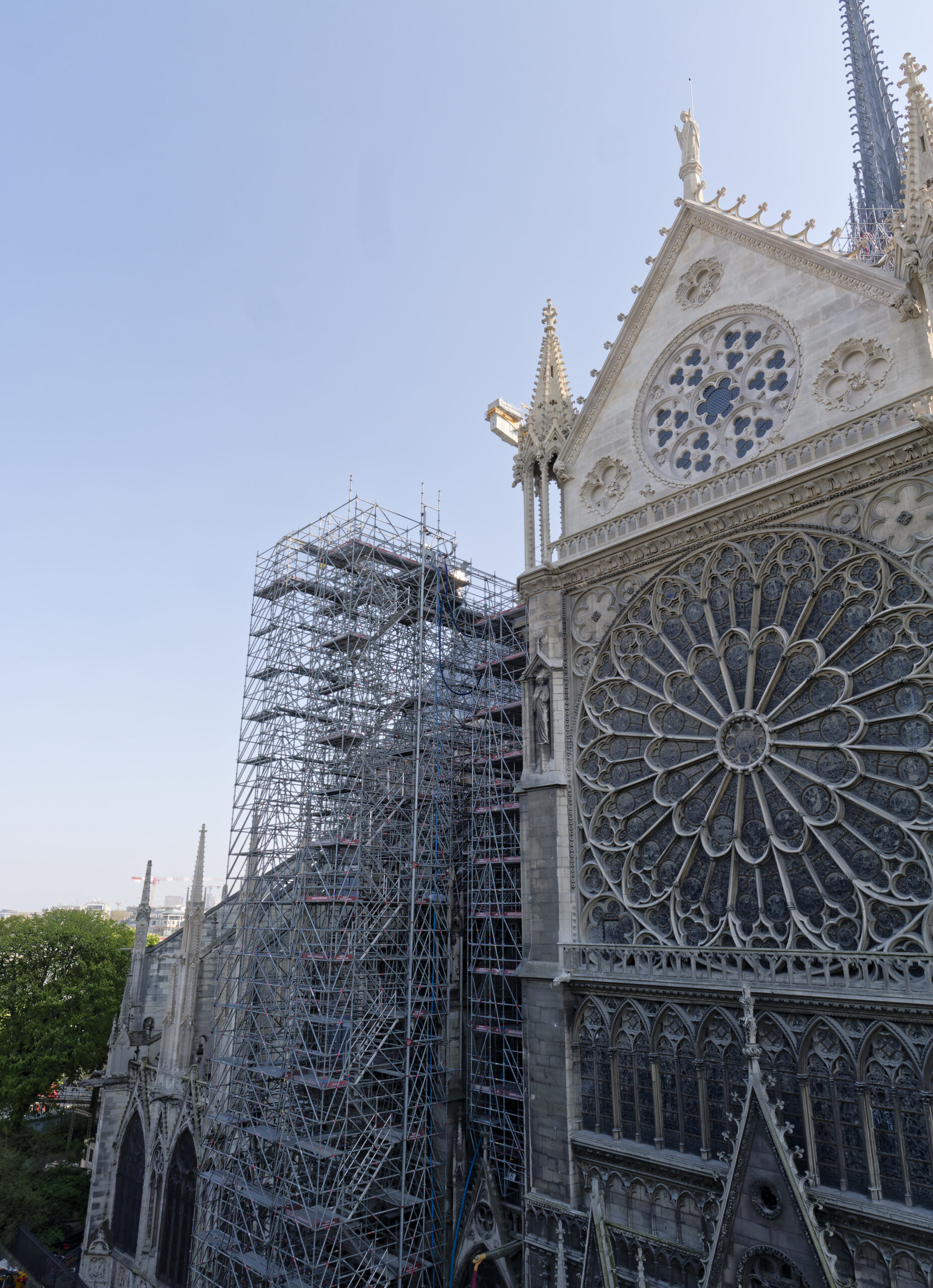 découvrez les enjeux, les étapes et le calendrier de la rénovation de notre-dame de paris, avec pour objectif sa réouverture en 2030. suivez les avancées de ce chantier exceptionnel !