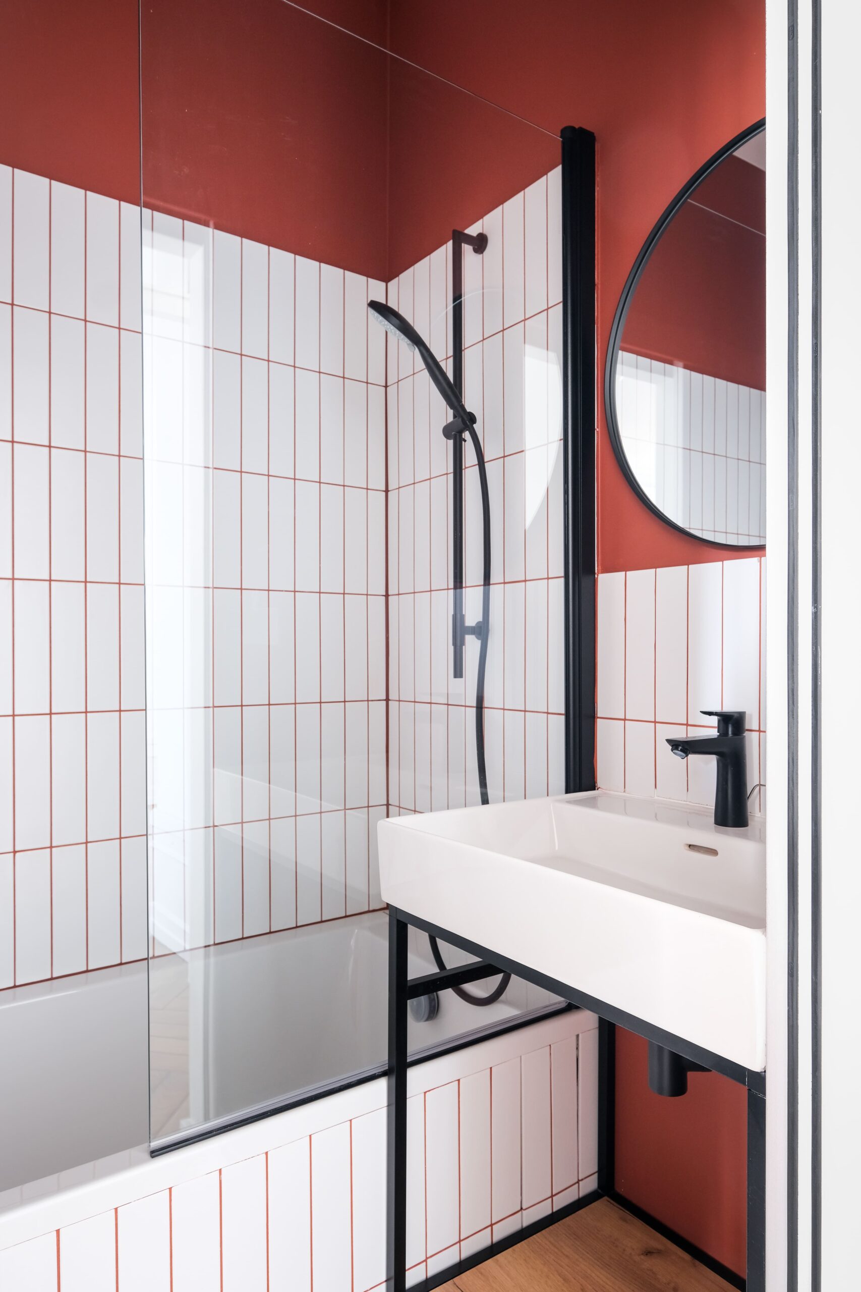 optimisez l'espace de votre petite salle de bain de 2,7 m² grâce à nos conseils de rénovation : idées d'aménagement, astuces gain de place et inspirations modernes pour une pièce fonctionnelle et stylée.