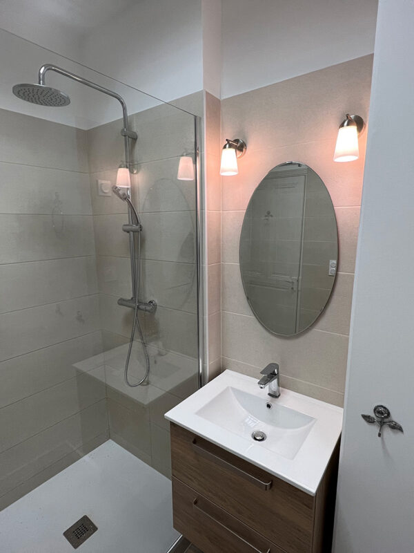 confiez la rénovation de votre salle de bain à des professionnels. idées, conseils et astuces pour transformer votre espace en un lieu moderne et fonctionnel. obtenez un devis gratuit !