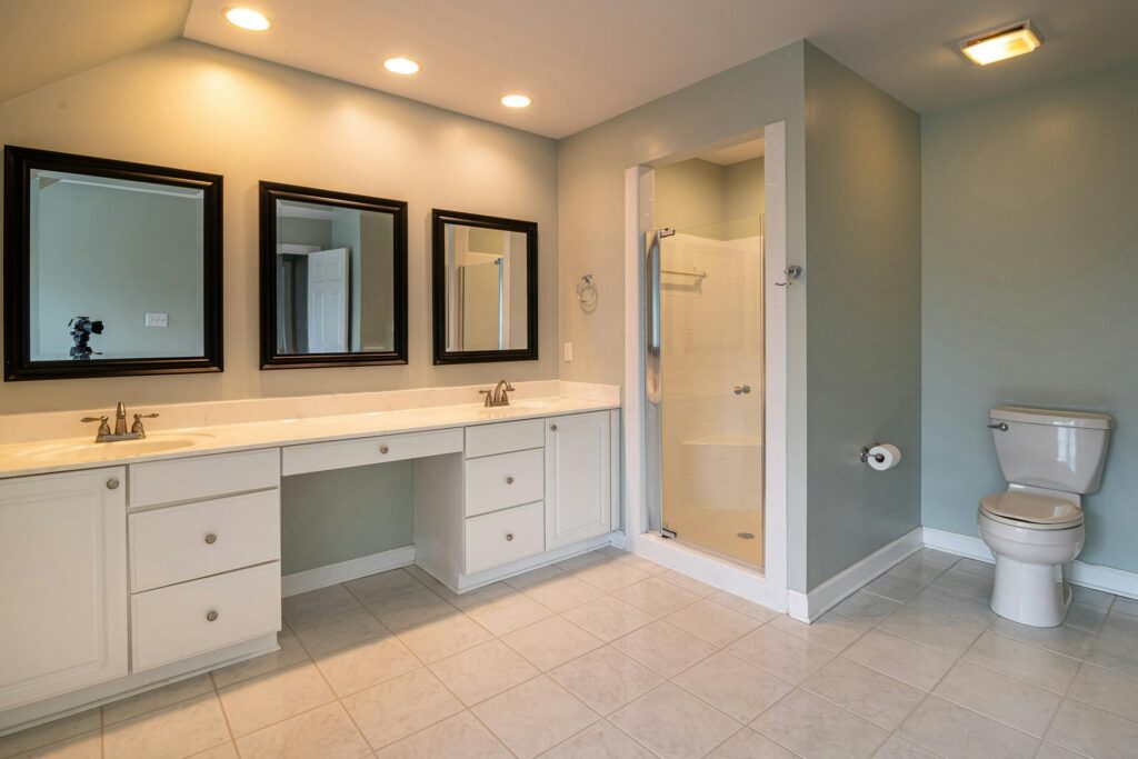 découvrez nos conseils et astuces pour rénover une salle de bain de 5m2 avec un budget maîtrisé. idées d’aménagement, matériaux économiques et étapes clés pour réussir votre projet de rénovation.