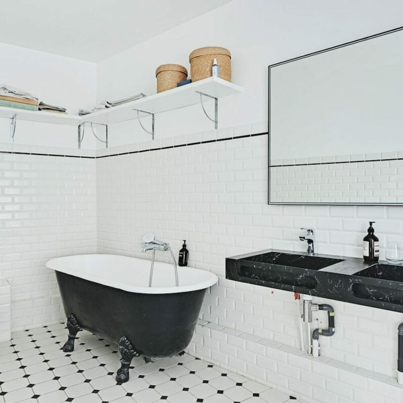 découvrez nos conseils pratiques pour rénover une salle de bain de 5m2 avec un budget maîtrisé. idées, astuces, estimations de prix : optimisez votre espace sans dépasser vos moyens !