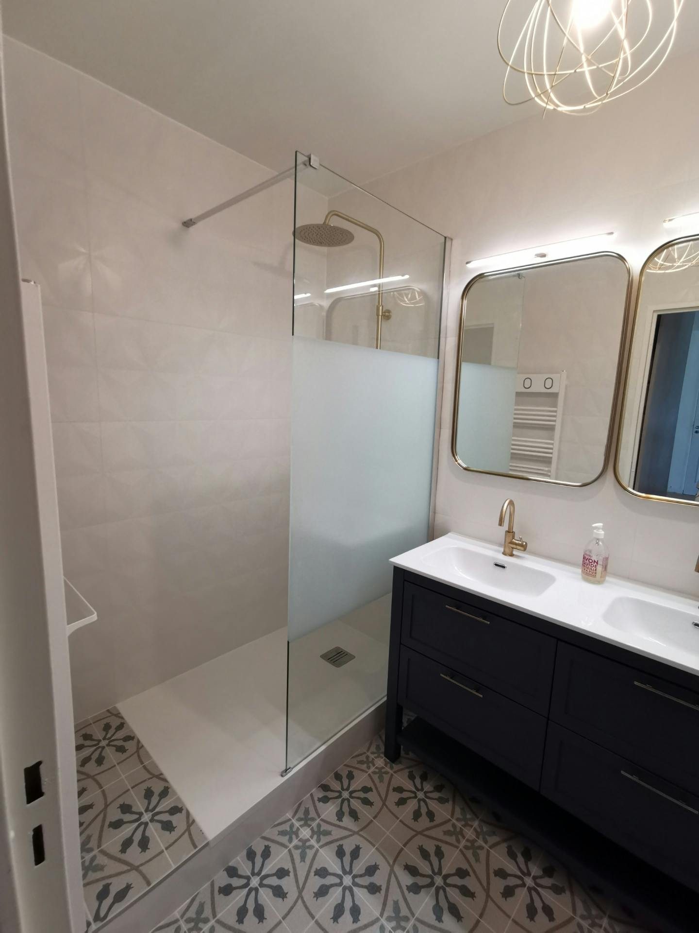 découvrez nos conseils et inspirations pour la rénovation de salle de bain : idées déco, choix des matériaux, astuces pratiques et dernières tendances pour moderniser votre espace au meilleur prix.