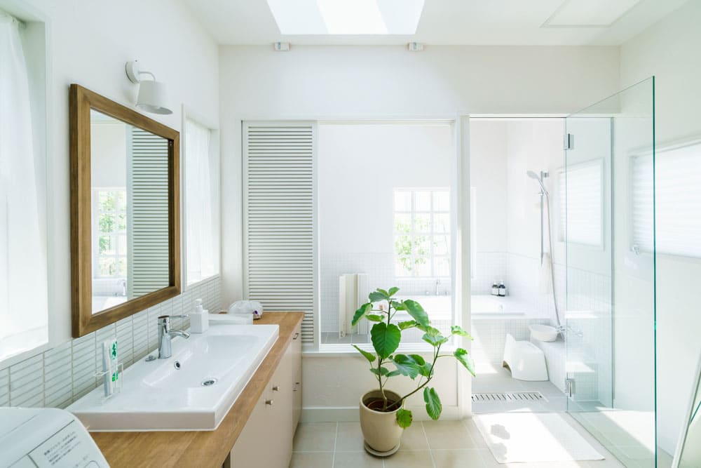 donnez un souffle de modernité à votre salle de bain avec nos conseils et idées de rénovation tendance. découvrez comment transformer cet espace en un lieu contemporain, pratique et élégant.