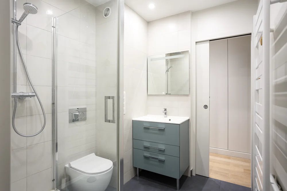vous cherchez à rénover votre salle de bain à paris sans dépasser votre budget ? découvrez nos conseils, idées et solutions économiques pour une rénovation réussie et abordable.