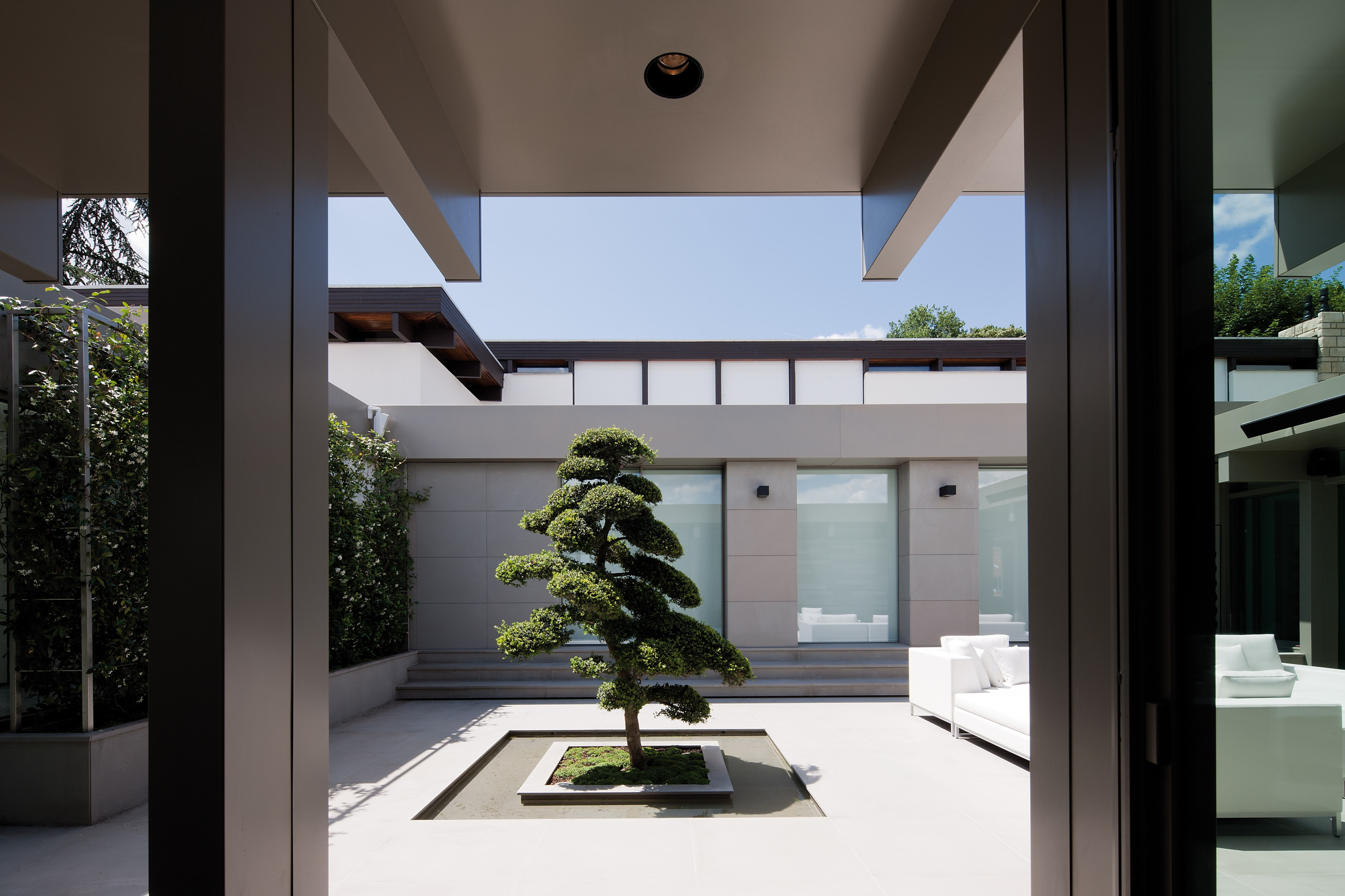 spécialiste de la rénovation de villas à saint-cloud, nous transformons votre maison avec expertise, modernité et respect de vos envies. devis gratuit et accompagnement sur-mesure.