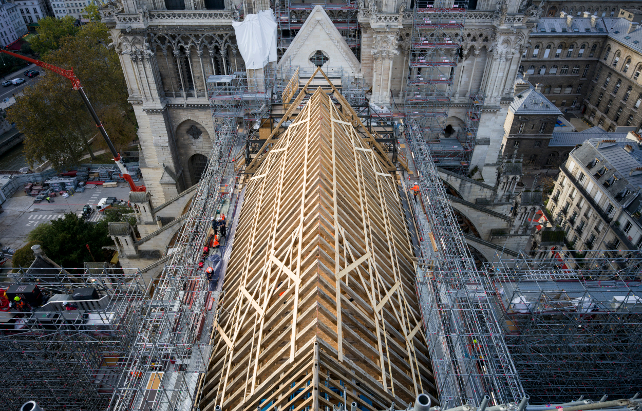 découvrez les dernières avancées de la restauration de notre-dame de paris : techniques, enjeux patrimoniaux et actualités sur la reconstruction de la célèbre cathédrale.