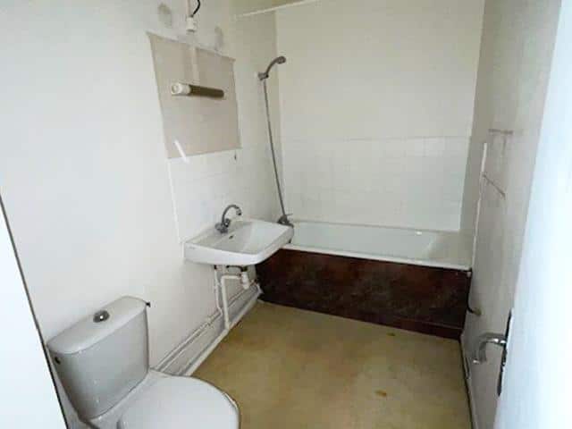 offrez-vous une salle de bain sur mesure à clamart ! conception personnalisée, matériaux de qualité et artisans expérimentés pour créer l’espace de vos rêves. devis gratuit et accompagnement complet.