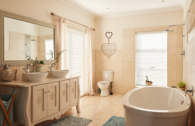 découvrez comment transformer votre salle de bains en un espace bien-être grâce à des idées déco, des astuces pratiques et des conseils pour créer une ambiance relaxante et propice à la détente au quotidien.