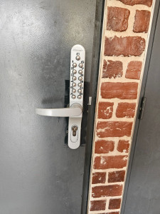 vous recherchez un serrurier à garches ? intervention rapide pour tout dépannage, ouverture de porte, changement de serrure et sécurisation de votre logement. artisan qualifié, devis gratuit et disponible 24h/24.