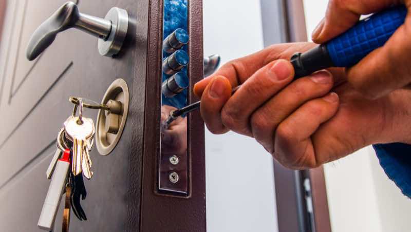besoin d'un serrurier en urgence à courbevoie ? intervention rapide 24h/24 et 7j/7 pour ouverture de porte, changement de serrure et sécurisation. devis gratuit !