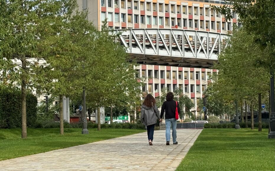 découvrez le square marie-curie, une oasis de verdure nichée près d'austerlitz à paris, idéale pour une pause détente ou une promenade en famille.