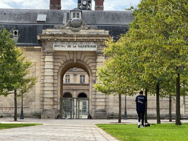 découvrez le square marie-curie, une oasis de verdure paisible au cœur d'austerlitz. profitez d'un espace idéal pour se détendre, se promener ou partager un moment en famille, loin de l'agitation urbaine.