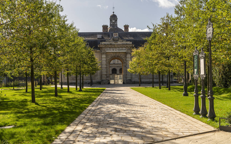 découvrez le square marie-curie, une véritable oasis de verdure au cœur d'austerlitz. profitez d’un espace paisible idéal pour la détente, la promenade et les retrouvailles en famille ou entre amis.
