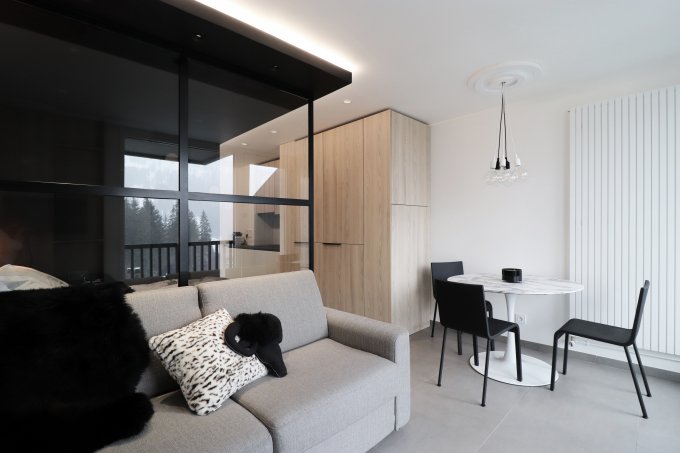 découvrez un studio moderne, parfaitement aménagé et équipé pour votre confort. profitez d’un espace lumineux, au design contemporain, idéal pour une vie urbaine pratique et stylée.