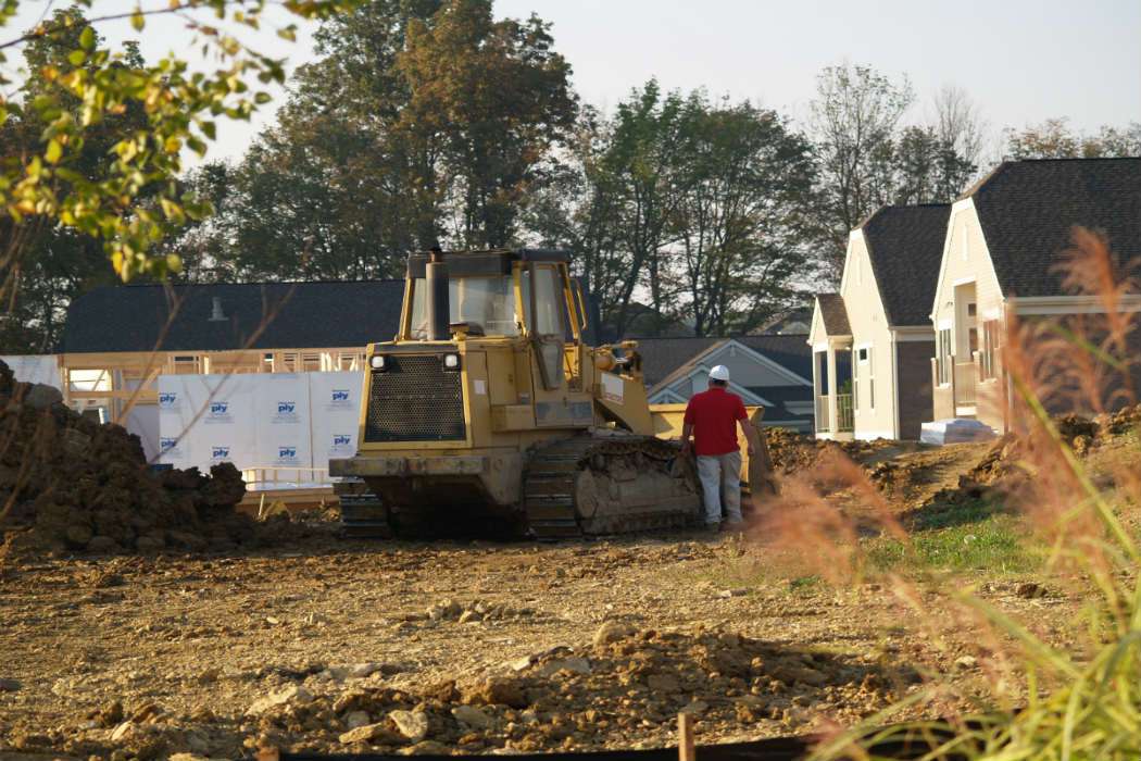découvrez les tarifs de terrassement au m² en 2024 : prix moyens, facteurs influençant le coût et conseils pour bien préparer votre projet de terrassement.