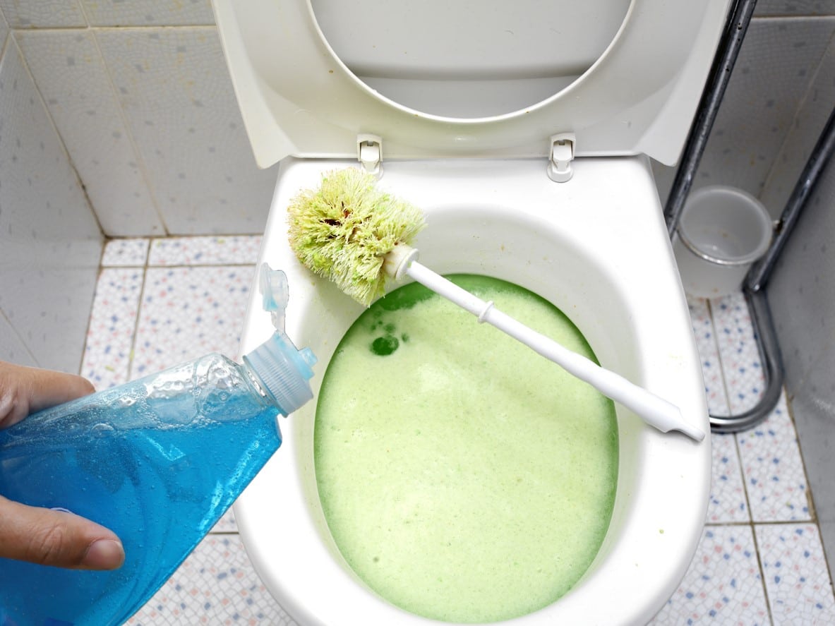 découvrez notre guide pratique pour déboucher des toilettes efficacement. astuces, conseils et solutions pour venir à bout des toilettes bouchées, rapidement et sans stress.