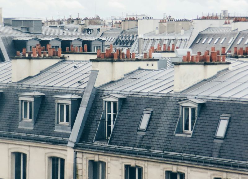 redonnez vie à votre habitat avec une toiture rénovée à paris ! profitez de notre expertise pour des travaux de réfection, d’isolation et d’étanchéité, réalisés par des couvreurs qualifiés. devis gratuit et intervention rapide.