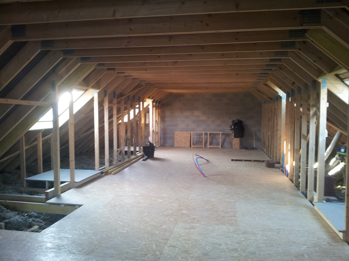 découvrez comment optimiser votre espace grâce à la transformation de combles : conseils, étapes clés et idées d’aménagement pour créer une pièce confortable et lumineuse sous les toits.