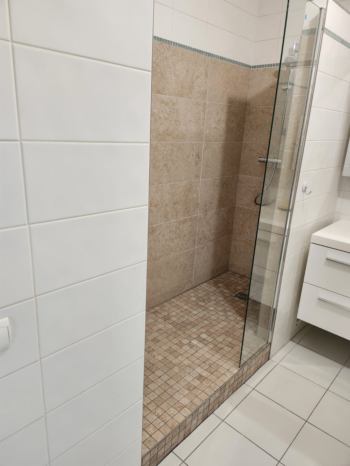 offrez une nouvelle vie à votre salle de bain à neuilly grâce à notre service de transformation. rénovation sur mesure, design moderne et finitions de qualité pour un espace fonctionnel et élégant !