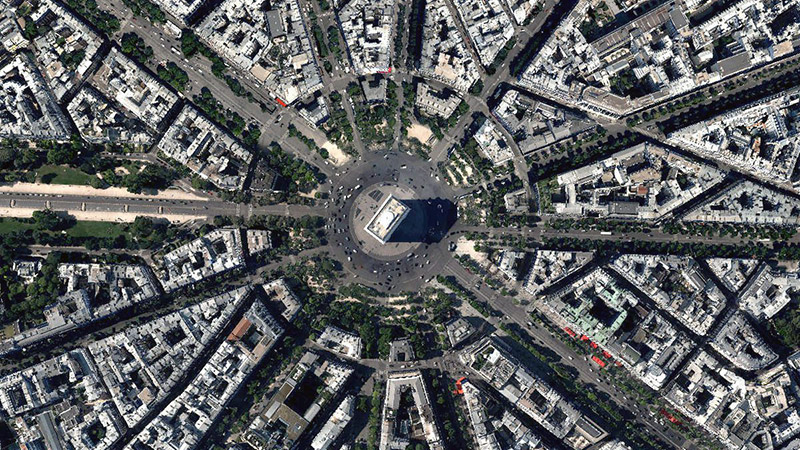 découvrez comment la transformation urbaine de paris sous l’impulsion du baron haussmann a remodelé la capitale au xixe siècle, donnant naissance à ses larges avenues, ses parcs et ses bâtiments emblématiques.