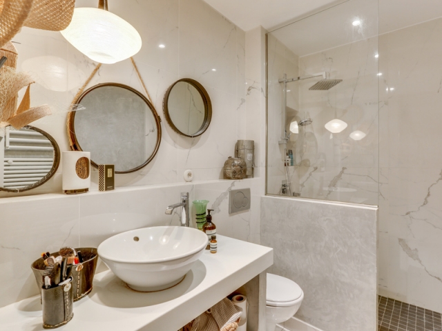 découvrez nos conseils et astuces pour aménager une salle de bain fonctionnelle et moderne même avec un petit budget. optimisez l'espace et choisissez des solutions économiques pour rénover sans vous ruiner.
