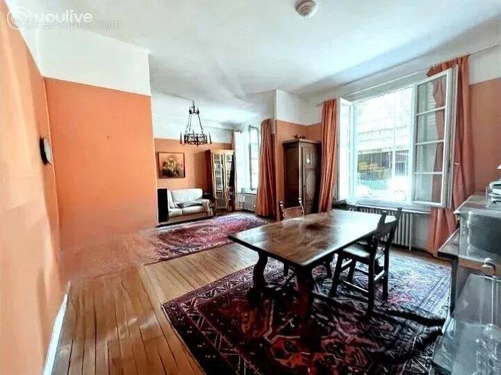 découvrez notre sélection d'appartements à rénover à paris : des biens pleins de potentiel, idéals pour vos projets de rénovation et d'investissement au cœur de la capitale.