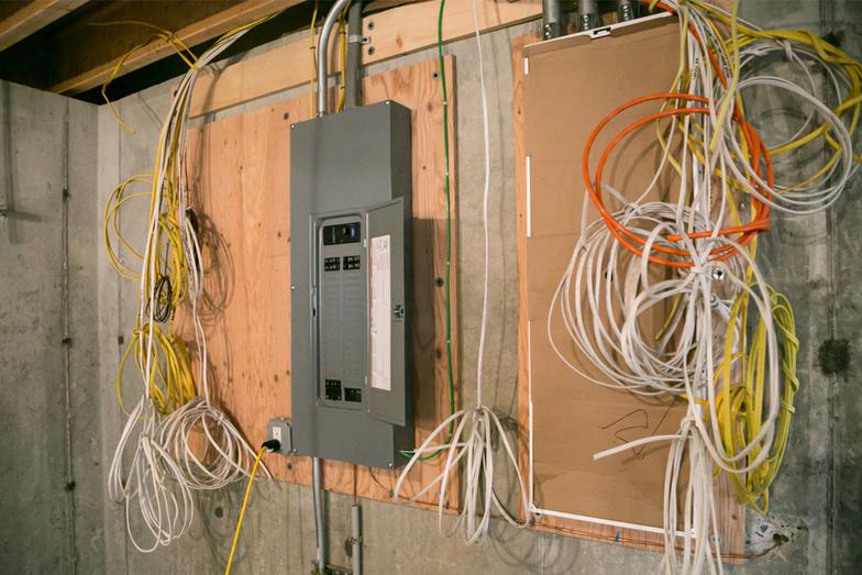 découvrez nos conseils pratiques pour refaire l'électricité en toute sécurité et conformité dans votre habitation.