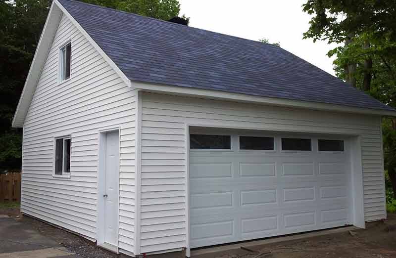 découvrez les facteurs influençant le coût de construction ou de rénovation d'un garage et obtenez des conseils pour estimer votre budget efficacement.