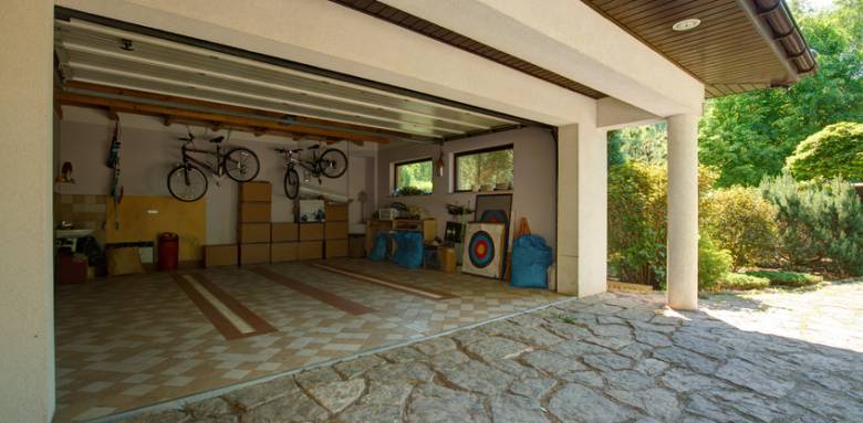 découvrez le coût de construction ou de rénovation d'un garage : tarifs, matériaux, et conseils pour maîtriser votre budget.