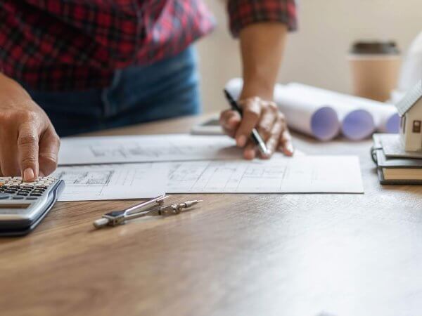 découvrez le coût moyen de la rénovation d'une maison en france, les principaux postes de dépenses et des conseils pour estimer au mieux votre budget travaux.