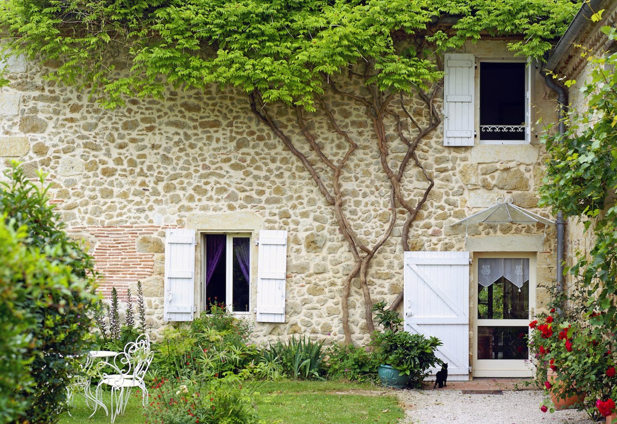 découvrez le coût moyen d'une rénovation de maison en france, selon les travaux, le type d'habitat et la surface à rénover. conseils et prix détaillés pour estimer votre budget rénovation.