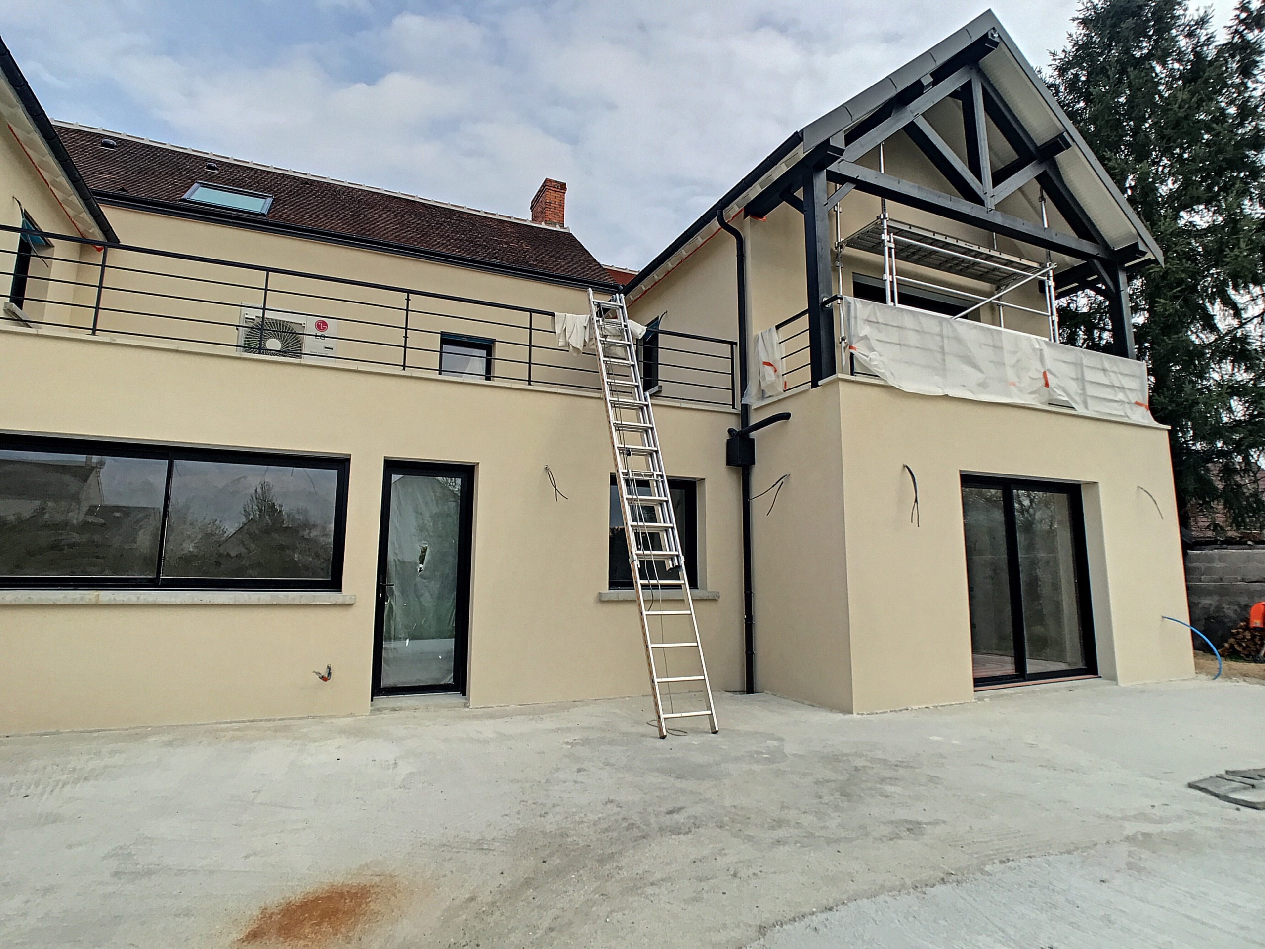 découvrez le coût du ravalement de façade pour votre maison, avec des conseils pour estimer les prix et choisir les meilleures solutions pour valoriser votre habitation.