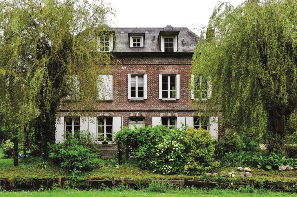 découvrez le coût de rénovation d'une ferme ancienne et obtenez des conseils pour bien planifier vos travaux de restauration.