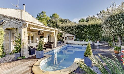 découvrez le coût moyen de la rénovation d'une maison au mètre carré et obtenez des conseils pour estimer votre budget rénovation efficacement.