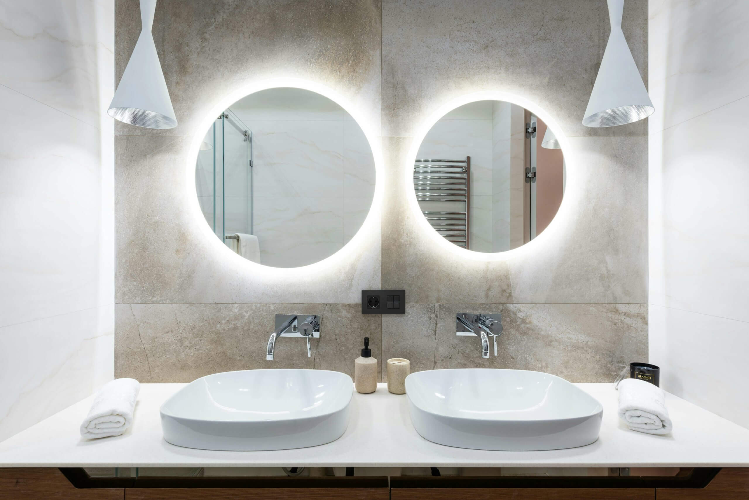 découvrez combien coûte la rénovation d'une salle de bain en 2024 : prix moyens, facteurs à considérer, et conseils pour optimiser votre budget tout en réalisant une salle de bain moderne et fonctionnelle.