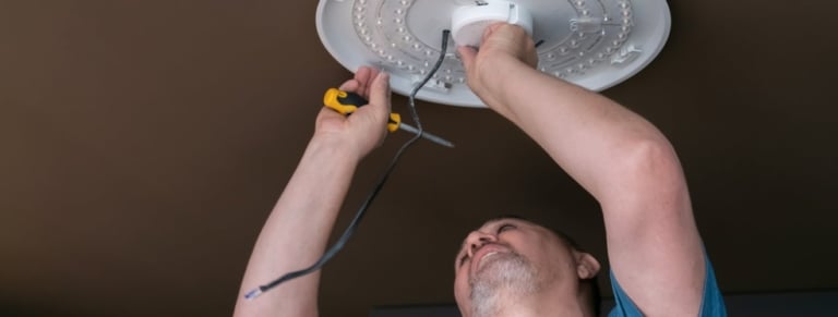 découvrez tout ce qu'il faut savoir sur l'électricité au plafond : installation, sécurité, conseils pratiques et astuces pour réussir vos travaux électriques en toute sérénité.