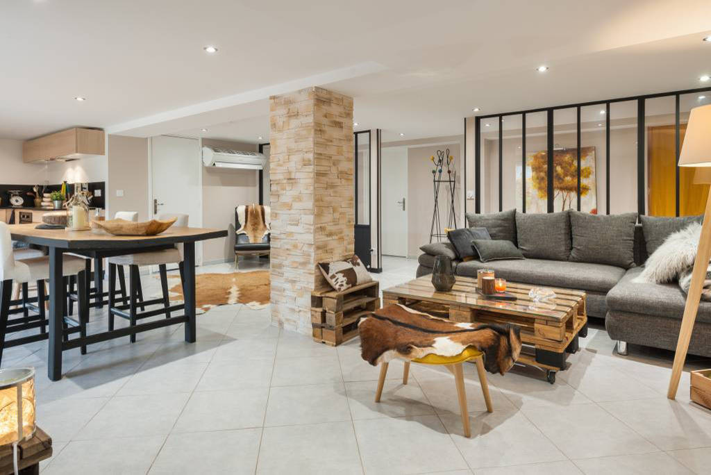 découvrez comment transformer un garage en habitation confortable et fonctionnelle : conseils, démarches administratives, aménagements, budget, et idées pour optimiser l'espace.