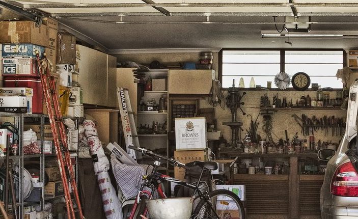 découvrez des astuces pratiques pour optimiser l’espace de votre garage et gagner en rangement efficacement.