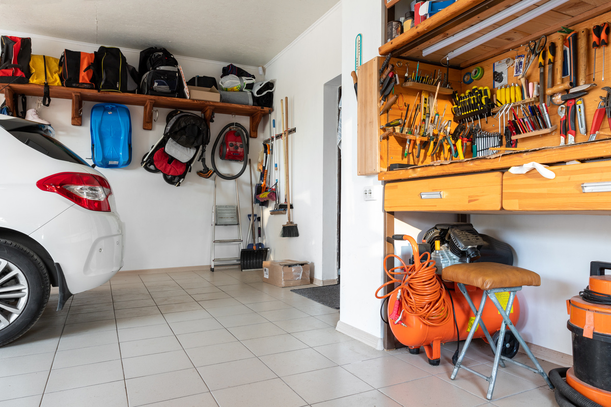 découvrez nos astuces pratiques pour optimiser l’espace de votre garage et gagner en rangement tout en conservant un accès facile à vos outils et véhicules.