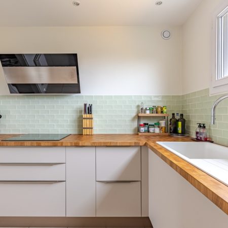 service de rénovation de cuisine à paris : transformation sur mesure, design moderne et artisans qualifiés pour votre projet de cuisine idéale.