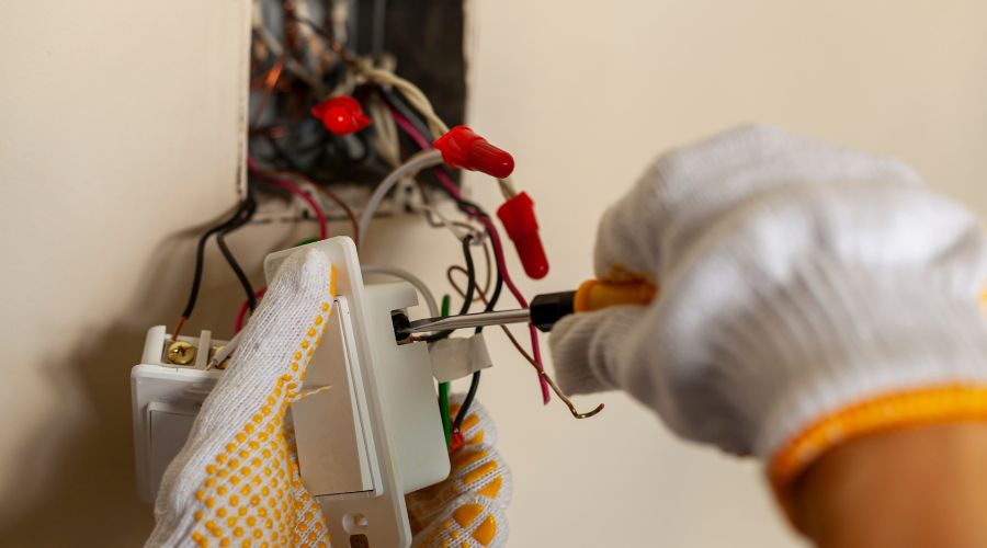 découvrez comment la rénovation électrique de votre maison améliore sécurité et confort au quotidien. conseils, normes et solutions pour une installation fiable et moderne.