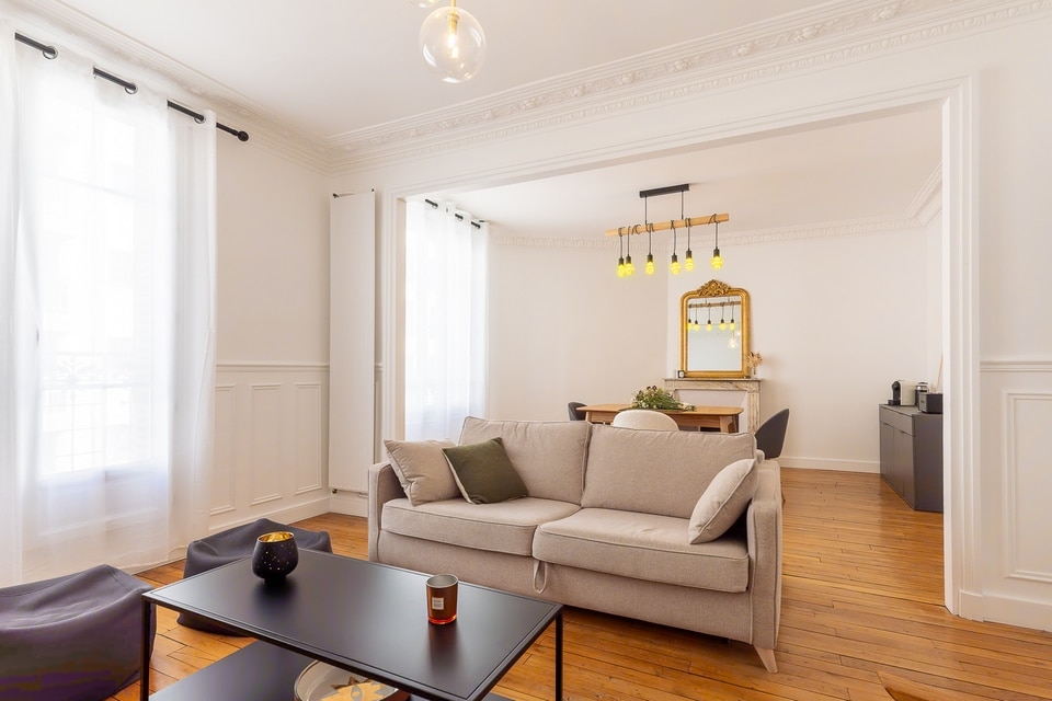 découvrez une rénovation haussmannienne élégante à paris, alliant charme classique et modernité pour un intérieur raffiné et lumineux.